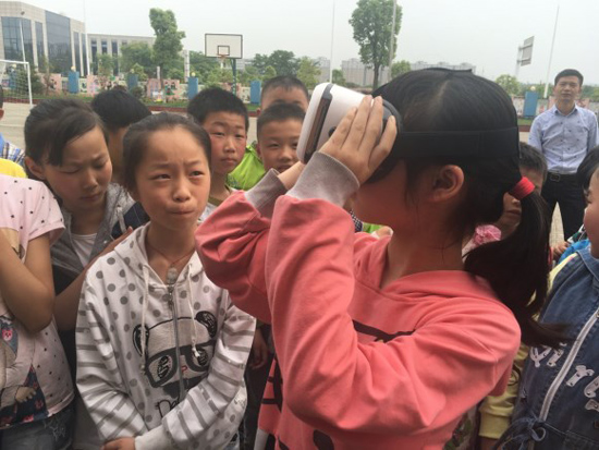 百度推“螢火蟲計劃” VR技術走進山區