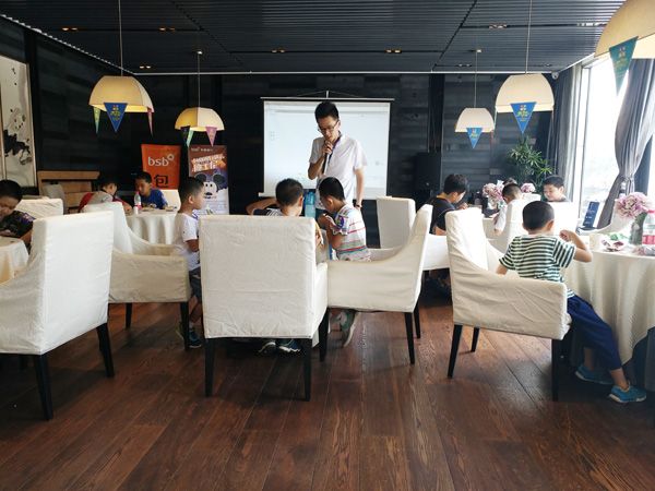 孩子們獲得配件后 要進行樂高機器人組裝啦