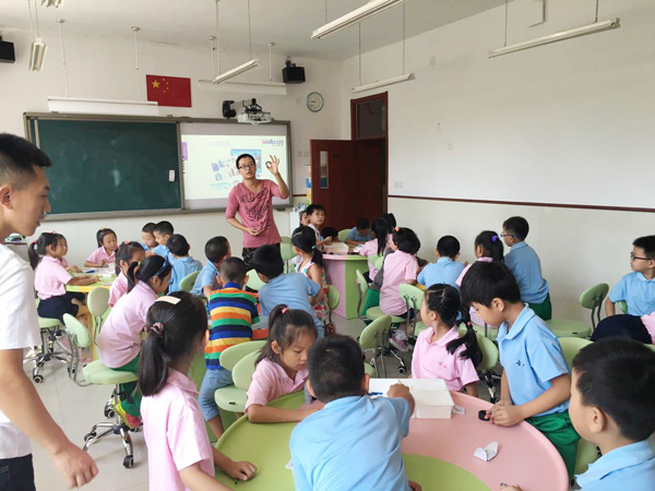 童程童美攜手芳古園小學學生玩轉樂高機器人