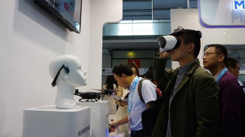 CES Asia 2016：中國(guó)首款量產(chǎn)兒童機(jī)器人亮相