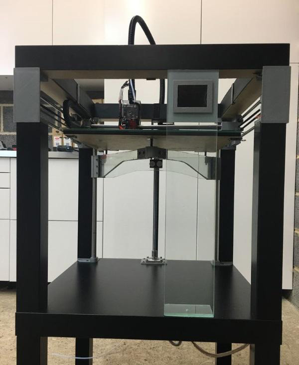 創(chuàng)客將宜家桌子改造成精美3D打印機