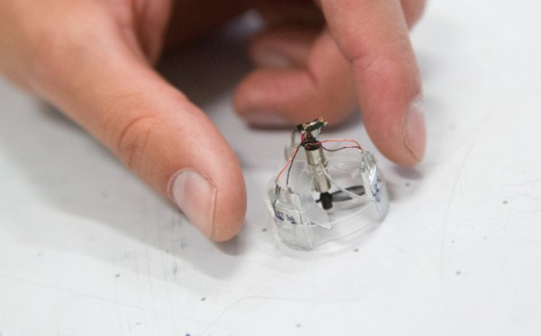 賓夕法尼亞大學推最小的自供電可控飛行機器人