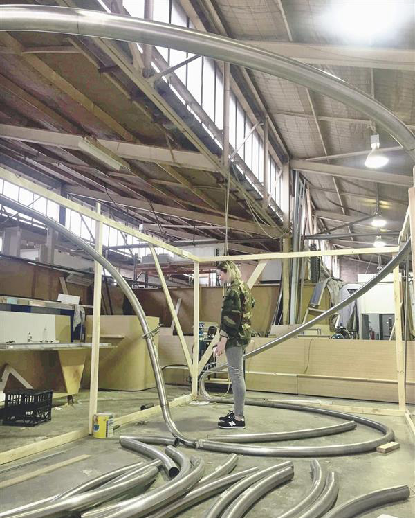 形似雕塑的3D打印不銹鋼衣架現(xiàn)身澳洲時(shí)裝店