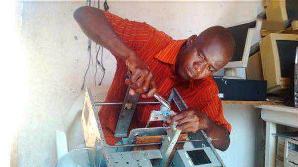 多哥創客完全用電子廢品制造3D打印機