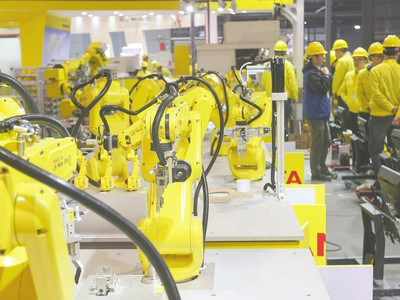 企業“砸鍋賣鐵”投入機器人 推動產業標準升級