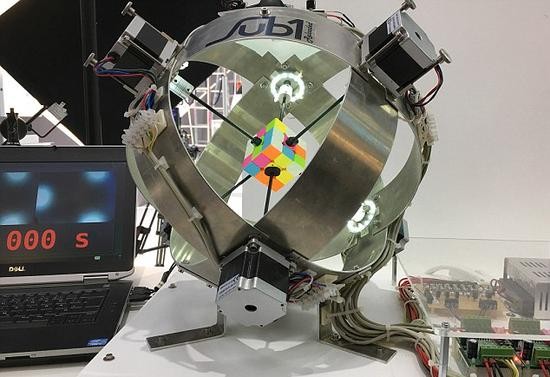 德國(guó)一機(jī)器人0.637秒破解魔方打破世界紀(jì)錄