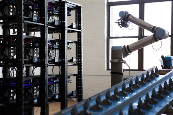 Voodoo新自動(dòng)化3D打印工廠：9臺(tái)3D打印機(jī)加一個(gè)機(jī)械臂