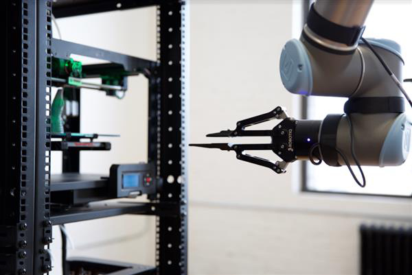 Voodoo新自動(dòng)化3D打印工廠：9臺(tái)3D打印機(jī)加一個(gè)機(jī)械臂
