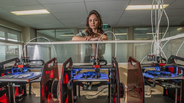 2017年溫哥華時裝周驚現(xiàn)裝飾有150只3D打印蝴蝶的裙子