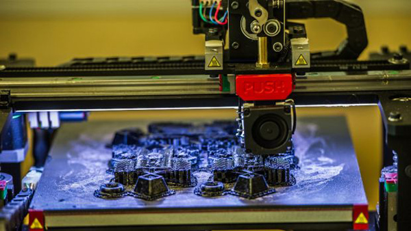 2017年溫哥華時裝周驚現(xiàn)裝飾有150只3D打印蝴蝶的裙子