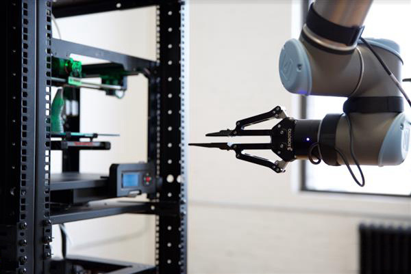 Voodoo的新自動(dòng)化3D打印工廠：9臺(tái)3D打印機(jī)加一個(gè)機(jī)械臂