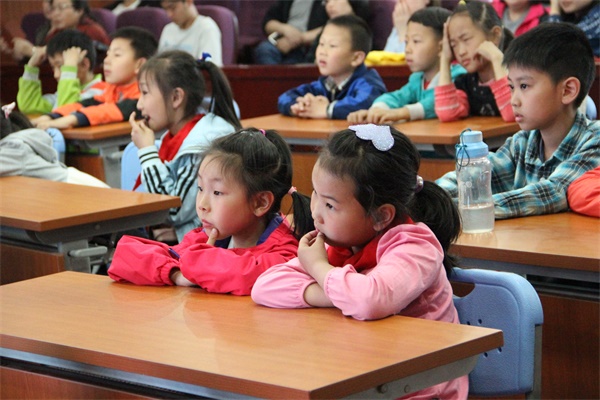 機器人編程引關注  童程童美走進北京公立校