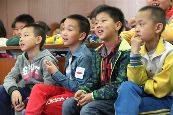 機器人編程引關注  童程童美走進北京公立校