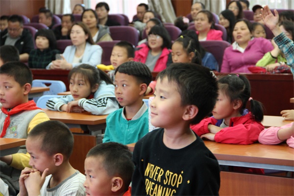 機器人編程引關注  童程童美走進北京公立校