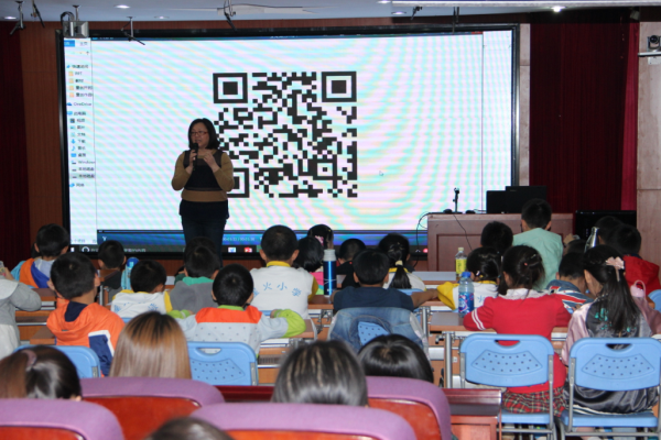 機器人編程引關注  童程童美走進北京公立校