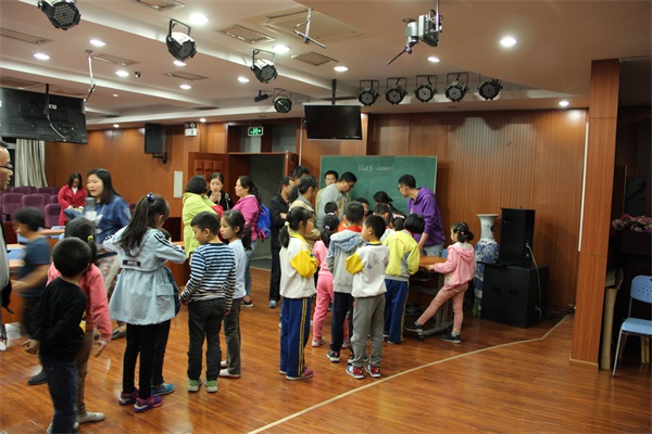 機器人編程引關注  童程童美走進北京公立校