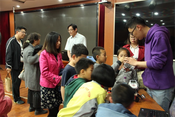 機器人編程引關注  童程童美走進北京公立校