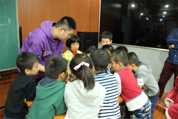 機器人編程引關注  童程童美走進北京公立校