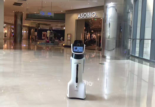 電商行業(yè)的崛起，給傳統(tǒng)線下零售業(yè)帶來(lái)一定的沖擊和壓力，業(yè)界開(kāi)始尋求“智慧零售”轉(zhuǎn)型升級(jí)，期望借力智能科技搭配高品質(zhì)的服務(wù)與環(huán)境，發(fā)揮線下零售獨(dú)有的體驗(yàn)優(yōu)勢(shì)，吸引顧客重拾逛街購(gòu)物的樂(lè)趣。