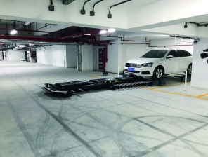 繞暈了也沒找到車位？別煩 停車機(jī)器人兩分鐘幫你停好