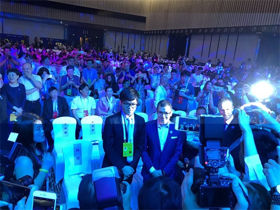 人機大戰開幕前夕 柯潔合影"阿法狗之父"