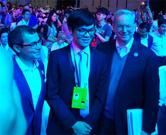 人機大戰開幕前夕 柯潔合影"阿法狗之父"