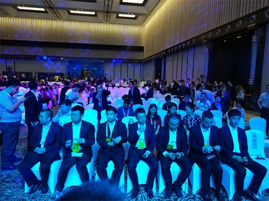 人機大戰開幕前夕 柯潔合影"阿法狗之父"