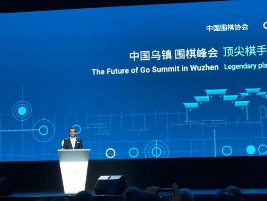 人機大戰開幕前夕 柯潔合影"阿法狗之父"