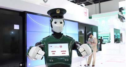 迪拜第一位機器人警察現身街頭 會用六種語言