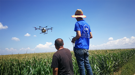 內(nèi)蒙古自治區(qū)呼和浩特土默特左旗突發(fā)紅蜘蛛蟲(chóng)害，當(dāng)?shù)亓帜翗I(yè)局7月31日的統(tǒng)計(jì)數(shù)據(jù)顯示：120萬(wàn)畝玉米中有76萬(wàn)畝受災(zāi)。估計(jì)將會(huì)造成10-70%的減產(chǎn)。當(dāng)?shù)剞r(nóng)民對(duì)此也曾非常悲觀，玉米的間隙已經(jīng)很小、人工與地面植保機(jī)械已經(jīng)無(wú)法作業(yè)，他們認(rèn)為能有50%的收成就不錯(cuò)了。但植保無(wú)人機(jī)的到來(lái)讓情況變得樂(lè)觀，一架無(wú)人機(jī)一天可以防治300畝面積，現(xiàn)在有50架無(wú)人機(jī)在作業(yè)。預(yù)計(jì)可以保住70-80%的產(chǎn)量。8月9日，環(huán)球網(wǎng)無(wú)人機(jī)記者跟隨大疆MG-1S農(nóng)業(yè)無(wú)人機(jī)現(xiàn)場(chǎng)感受作業(yè)場(chǎng)景。  現(xiàn)場(chǎng)：大疆農(nóng)業(yè)無(wú)人機(jī)MG-1S農(nóng)藥噴灑