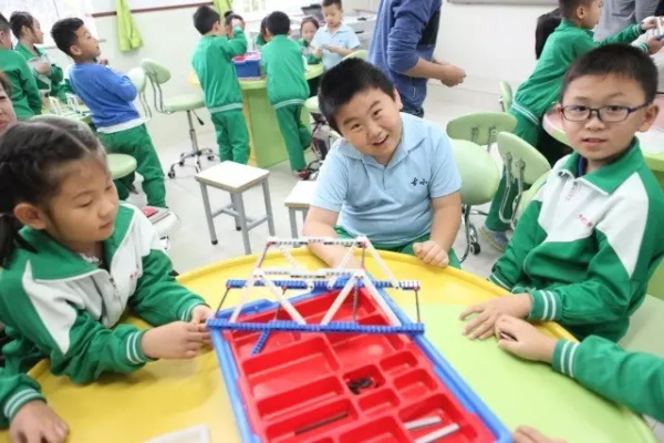 童程童美智能機器人編程課走進北京芳古園小學，和小朋友們一起感受拼插樂趣！