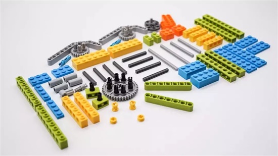 國內首本原創積木書《愛上機器人 plus1》—— 探索機器人的奧秘