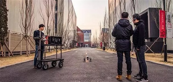 這個暑假，來童程童美，用無人機創(chuàng)作人生的第一部微電影吧！