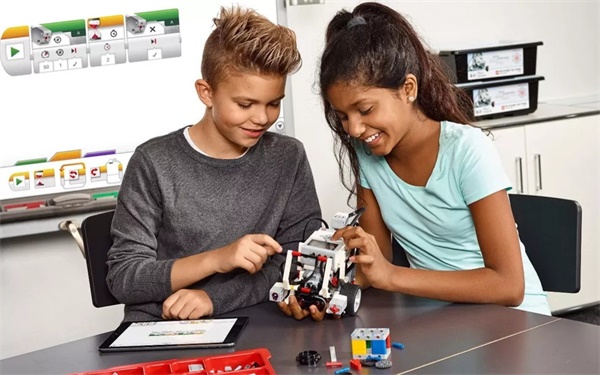 這個暑假，來童程童美，用無人機創(chuàng)作人生的第一部微電影吧！