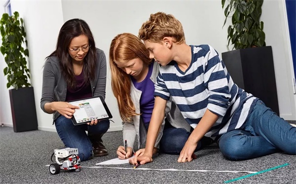 這個暑假，來童程童美，用無人機創(chuàng)作人生的第一部微電影吧！