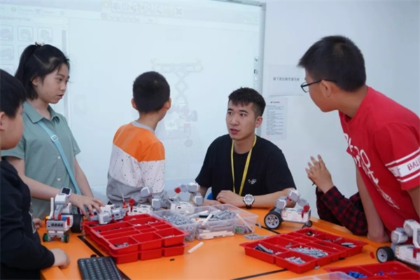 2019世界機器人大會隆重開幕，智能機器人教育成亮點！